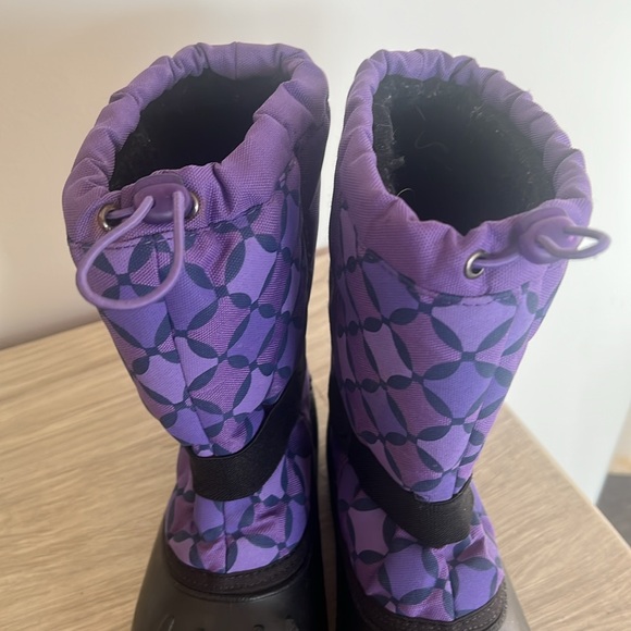 Girls size 4 Kamik purple and black boot. Waterproof. Exc condition - Picture 3 of 7